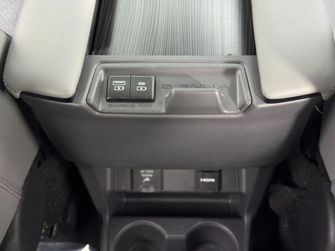 Used 2024 Toyota Sienna Limited image 39