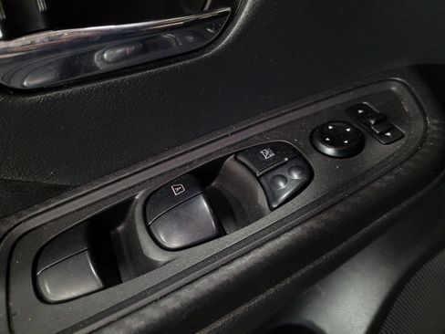 Used 2020 Nissan Versa SV FWD image 27
