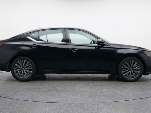 Used 2025 Nissan Altima 2.5 SV image 11