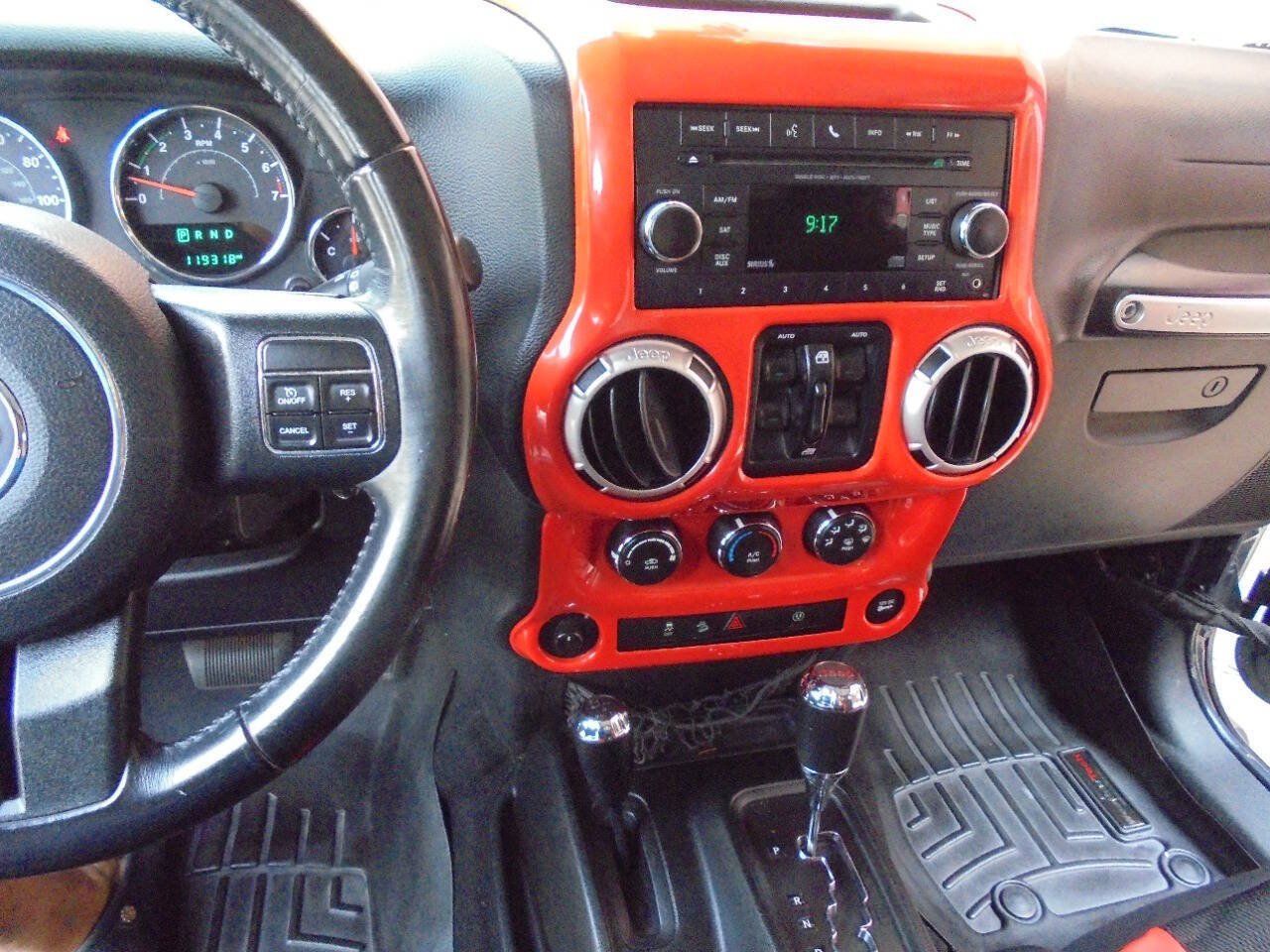 Used 2017 Jeep Wrangler Unlimited Sahara w/ Connectivity Group AWD/4WD image 11