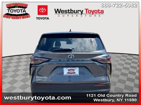 Used 2025 Toyota Sienna LE FWD image 9