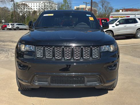 Used 2021 Jeep Grand Cherokee Laredo X image 2