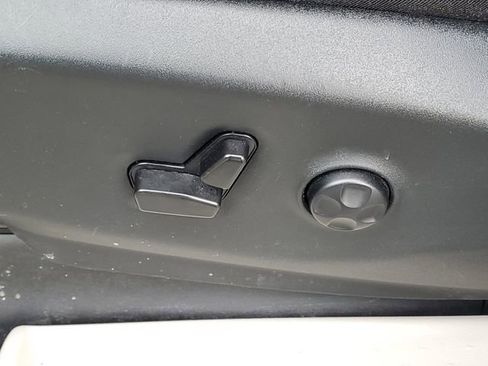 Used 2024 Chrysler Pacifica Touring-L FWD image 6