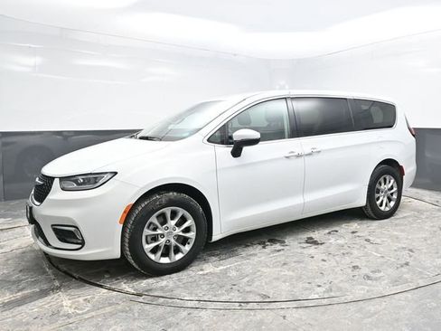Used 2023 Chrysler Pacifica Touring-L image 3