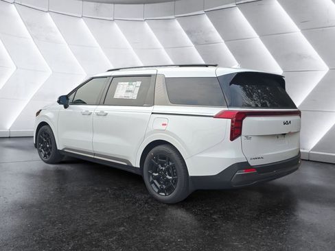 New 2026 Kia Carnival Hybrid FWD image 3