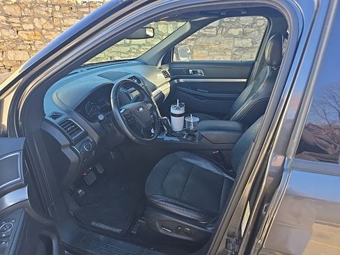 Used 2018 Ford Explorer XLT w/ Equipment Group 202A image 7
