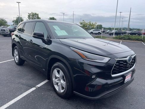 Used 2021 Toyota Highlander LE AWD/4WD image 2