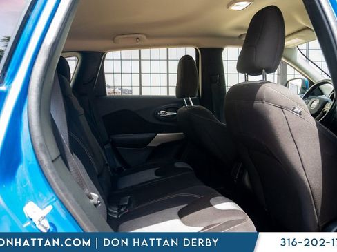 Used 2018 Jeep Cherokee Latitude w/ Altitude Package FWD image 19