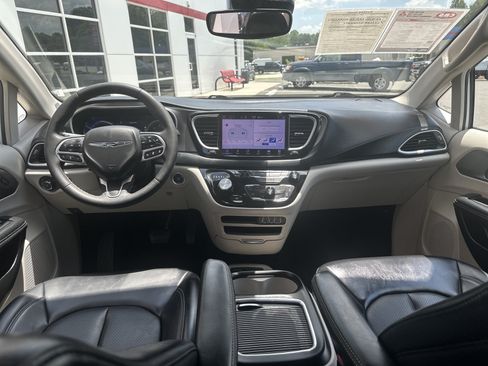 Used 2023 Chrysler Pacifica Touring-L FWD image 23
