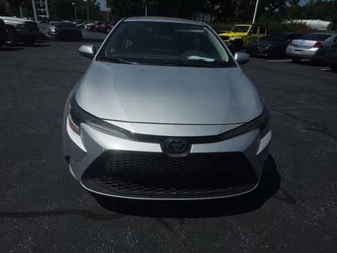 Used 2022 Toyota Corolla LE FWD image 2