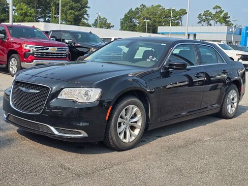 Used 2023 Chrysler 300 Touring RWD image 7