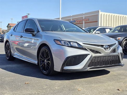 Used 2022 Toyota Camry SE image 3