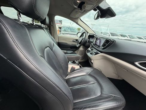 Used 2022 Chrysler Pacifica Touring-L FWD image 19