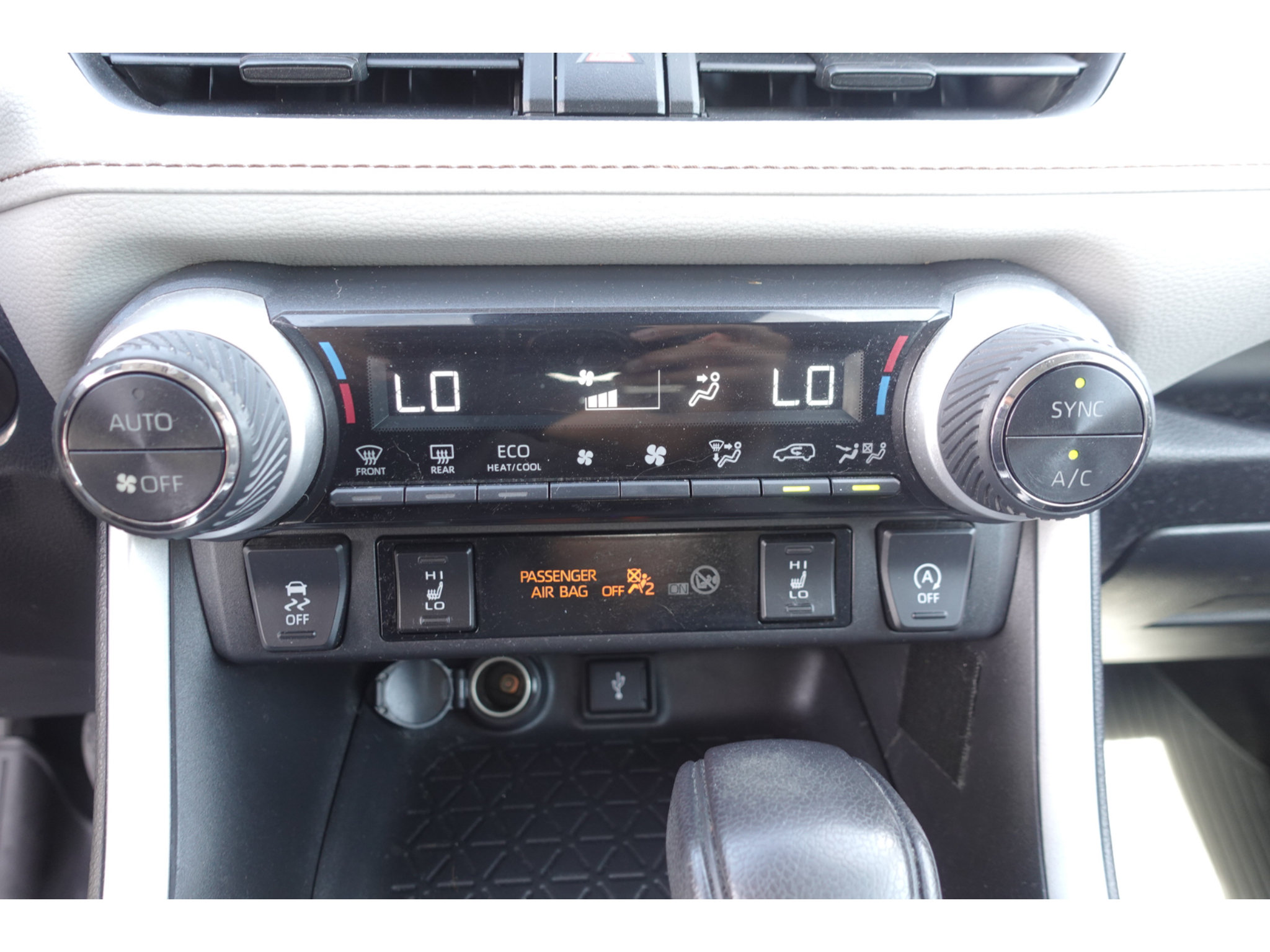 Certified 2022 Toyota RAV4 XLE w/ XLE Grade Weather Package AWD/4WD image 18
