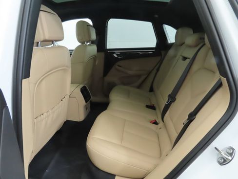Certified 2025 Porsche Macan AWD/4WD image 24