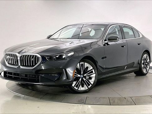 Used 2025 BMW i5 xDrive40 w/ Premium Package image 11