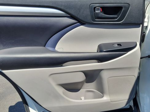 Used 2018 Toyota Highlander Plus w/ Carpet Mat Package (TMS) FWD image 15