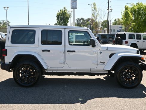 Used 2025 Jeep Wrangler Sahara w/ Safety Group image 17