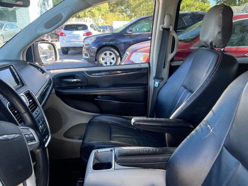 Used 2013 Chrysler Town & Country Touring image 14