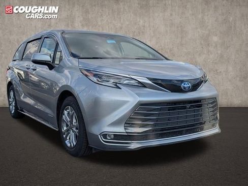 Used 2021 Toyota Sienna Platinum image 1