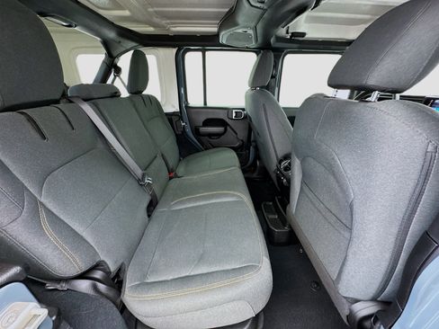 Used 2024 Jeep Wrangler Unlimited image 18