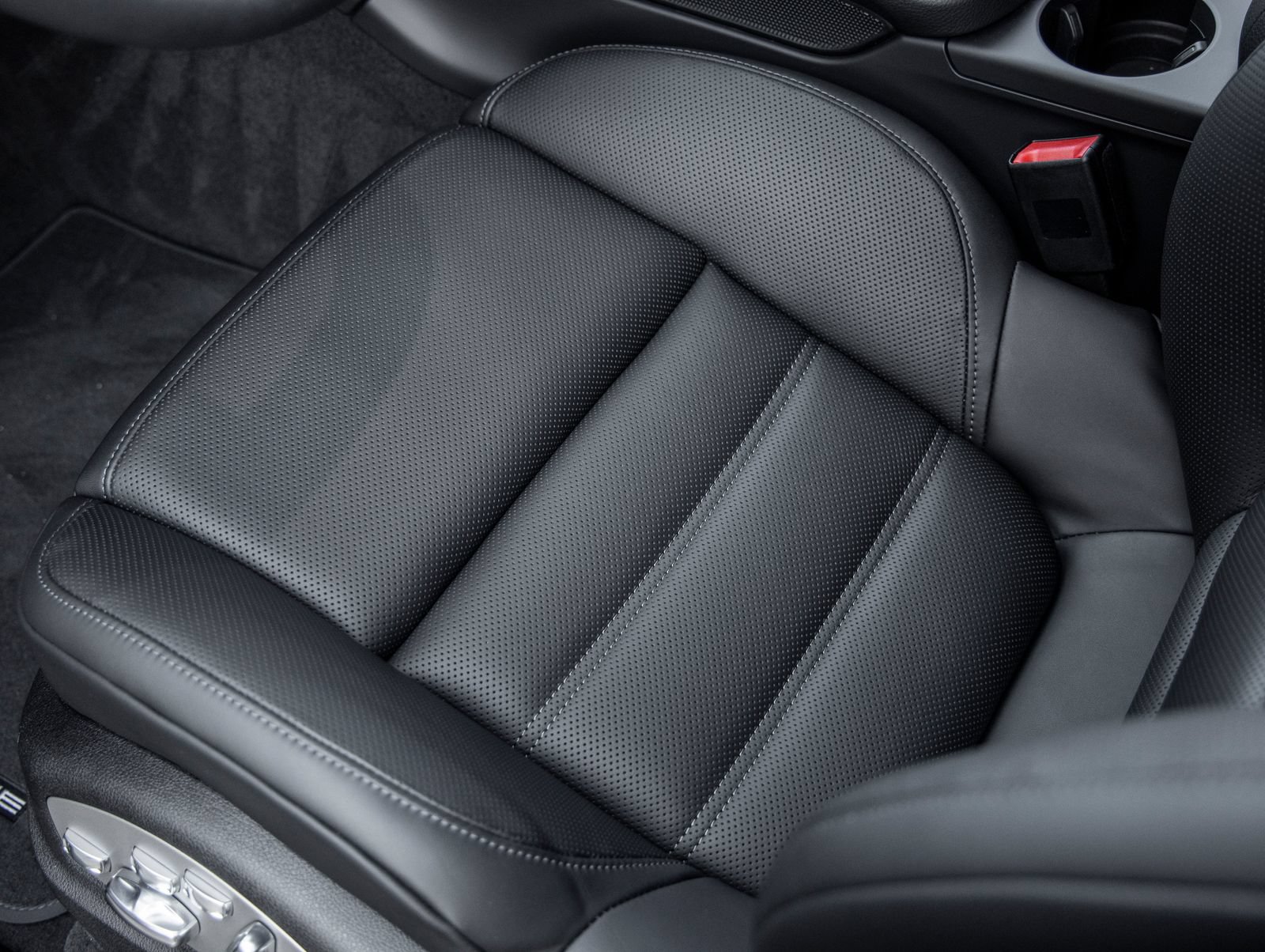 Certified 2026 Porsche Macan AWD/4WD image 23