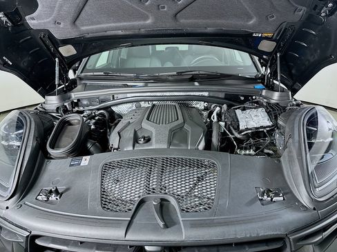 Certified 2026 Porsche Macan AWD/4WD image 33