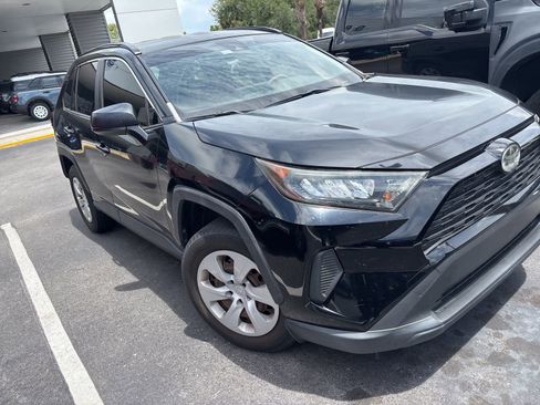 Used 2019 Toyota RAV4 LE FWD image 2