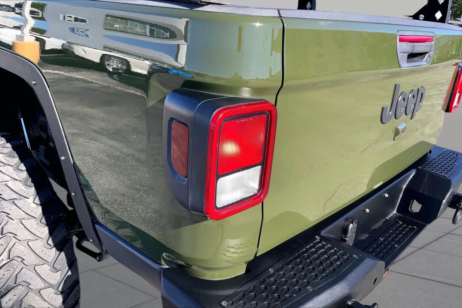Used 2023 Jeep Gladiator Mojave AWD/4WD image 25