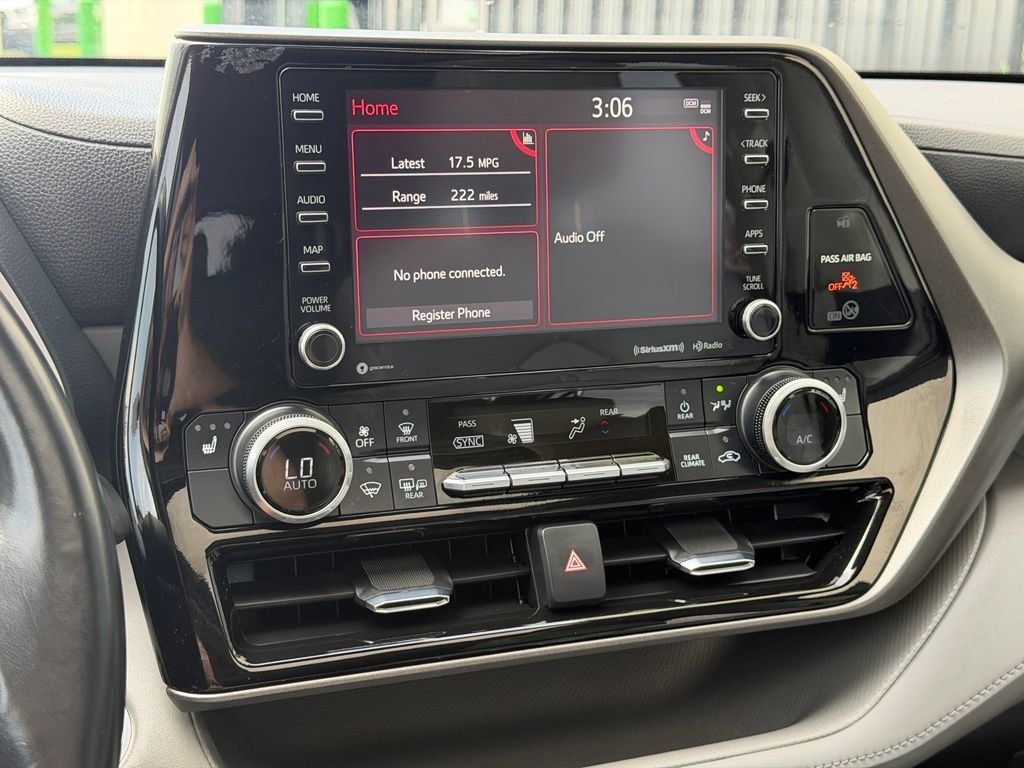 Used 2021 Toyota Highlander XLE AWD/4WD image 13