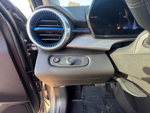 Used 2024 Chevrolet Trax LT w/ Driver Confidence Package FWD image 19