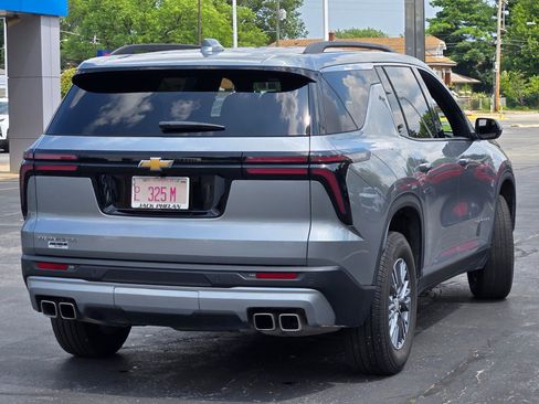 Used 2025 Chevrolet Traverse LT image 12