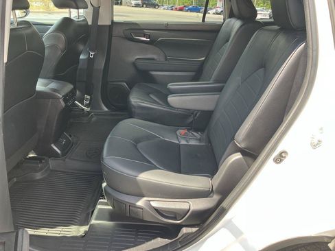 Used 2023 Toyota Highlander XLE FWD image 23