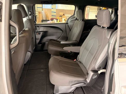 Used 2023 Chrysler Pacifica Touring image 12