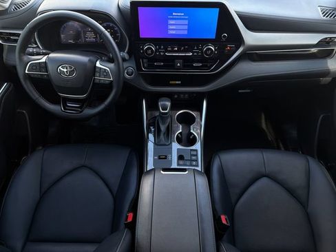 Used 2025 Toyota Highlander Limited FWD image 9