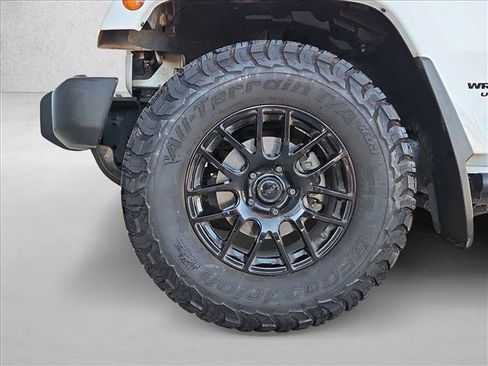 Used 2017 Jeep Wrangler Unlimited Rubicon w/ Connectivity Group AWD/4WD image 24