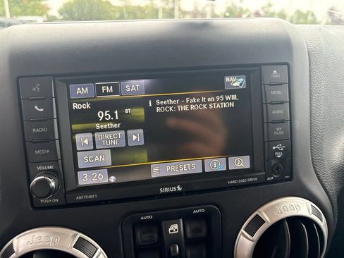 Used 2015 Jeep Wrangler Unlimited Rubicon w/ Connectivity Group AWD/4WD image 14