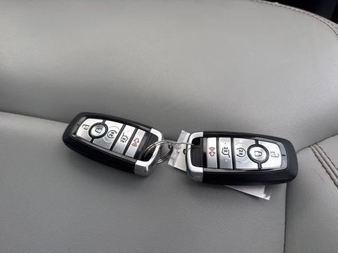 Used 2025 Ford Expedition Active AWD/4WD image 9