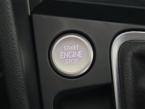 Used 2025 Volkswagen Jetta SE image 22