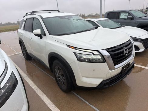Used 2023 Nissan Pathfinder SV image 3