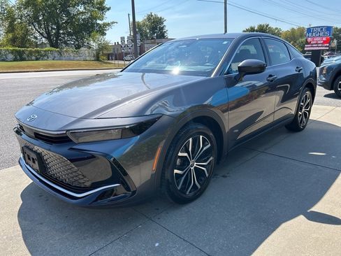 Used 2023 Toyota Crown XLE image 5