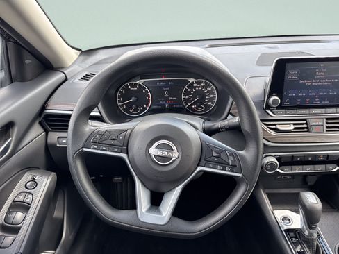 Used 2025 Nissan Altima 2.5 SV FWD image 23
