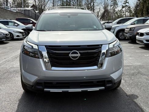 Used 2025 Nissan Pathfinder SL image 3