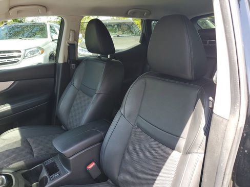 Used 2020 Nissan Rogue Sport SV w/ Technology Package FWD image 19