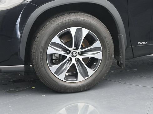 Used 2022 Toyota Highlander XLE AWD/4WD image 12