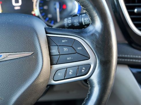 Used 2021 Chrysler Pacifica Touring-L AWD/4WD image 35