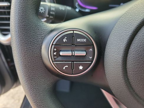 Used 2025 Kia Soul LX w/ LX Technology Package FWD image 17