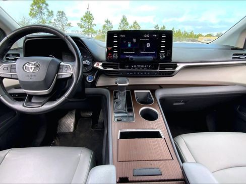 Used 2022 Toyota Sienna XLE image 13