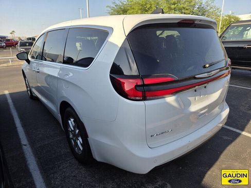 Used 2024 Chrysler Pacifica Touring-L FWD image 5
