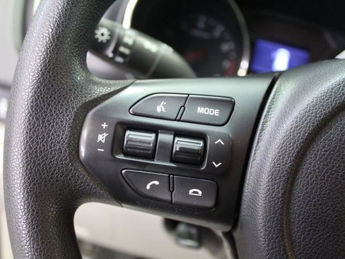 Used 2019 Kia Sedona LX image 10